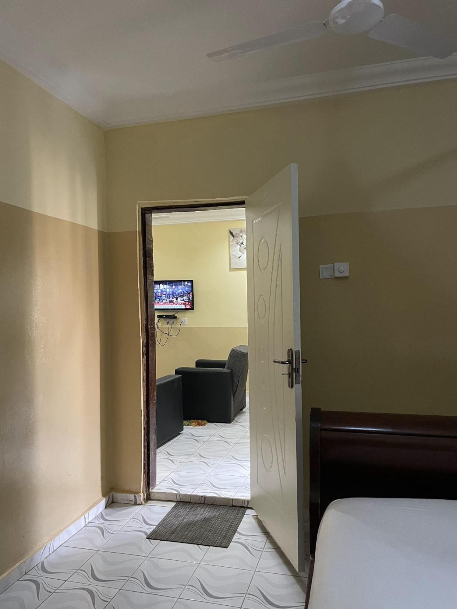 Faith And Grace Guest House Lamin ภายนอก รูปภาพ